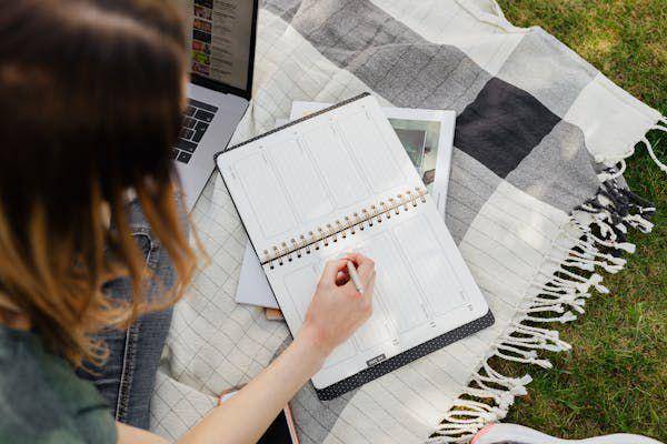 ilustrasi wanita menulis diary (pexels.com/Kaboompics.com)