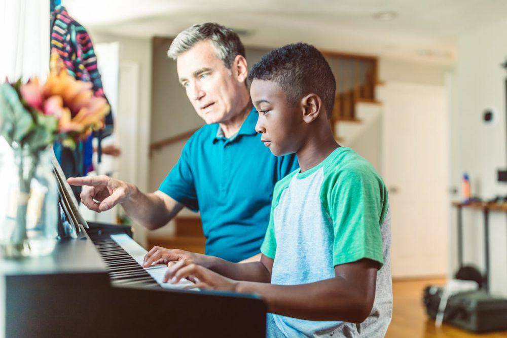 ilustrasi orangtua mengajari anak bermain piano (pexels.com/RDNE Stock Projeck)