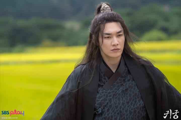 7 Sifat Manusiawi yang Dirasakan Gangcheori di The Haunted Palace