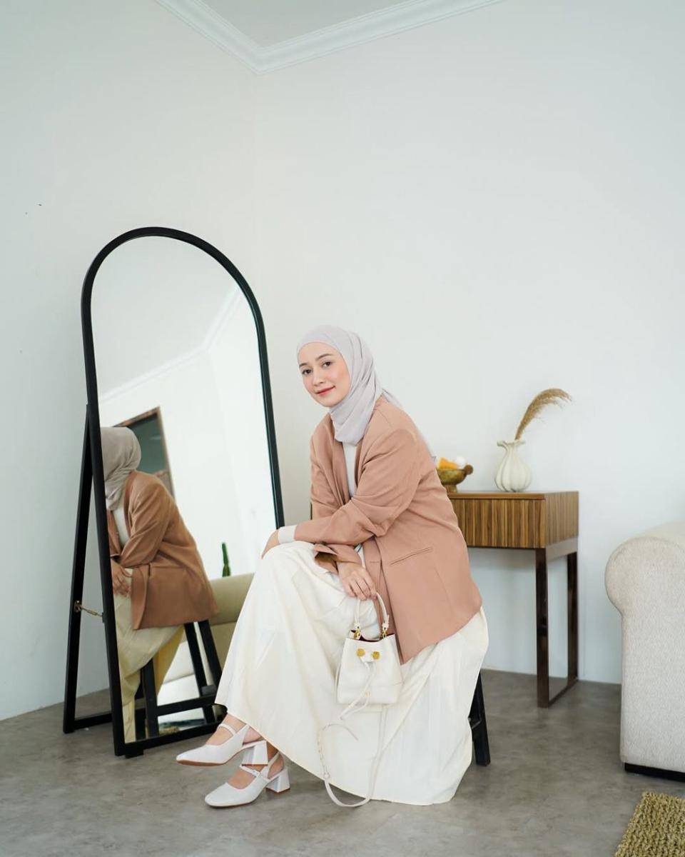 ide styling hijab dengan blazer ala Mega Iskanti (instagram.com/megaiskanti)