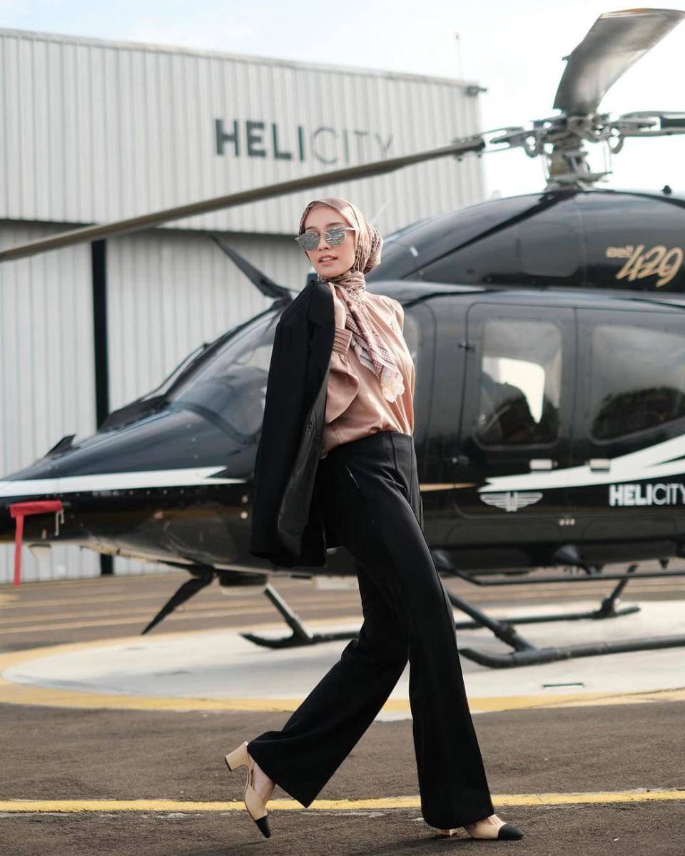 ide styling hijab dengan blazer ala Mega Iskanti (instagram.com/megaiskanti)