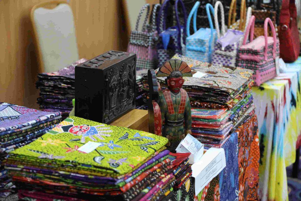 Potret produk lokal pada acara silaturahmi Dekranasda DKI (jakarta.go.id)