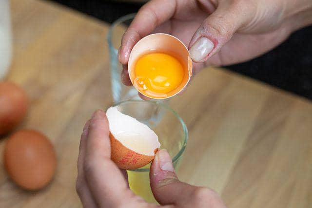 ilustrasi memisahkan kuning telur