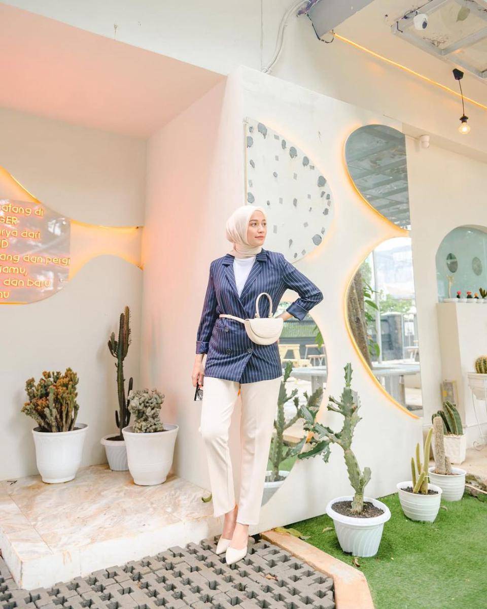 ide styling hijab dengan blazer ala Mega Iskanti (instagram.com/megaiskanti)