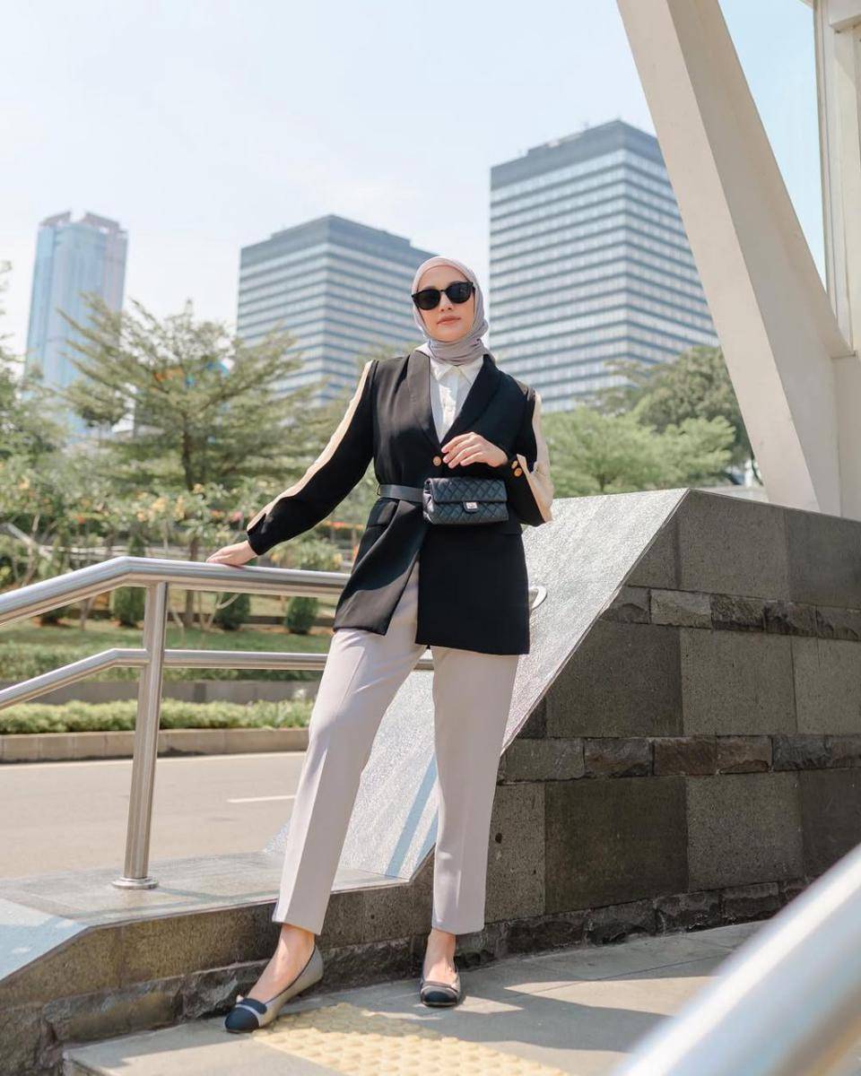 ide styling hijab dengan blazer ala Mega Iskanti (instagram.com/megaiskanti)