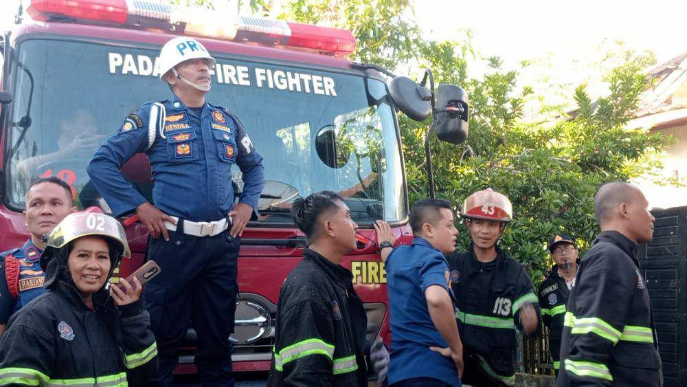 Personel Damkar Padang usai melakukan pemadaman api (Foto: Damkar Padang)
