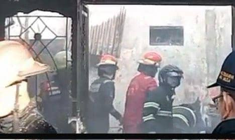 Personel Damkar Padang memadamkan api (Foto: Damkar Padang)