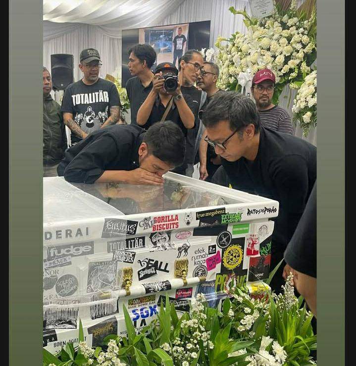potret Desta di persemayaman Ricky Siahaan (instagram.com/desta80s)