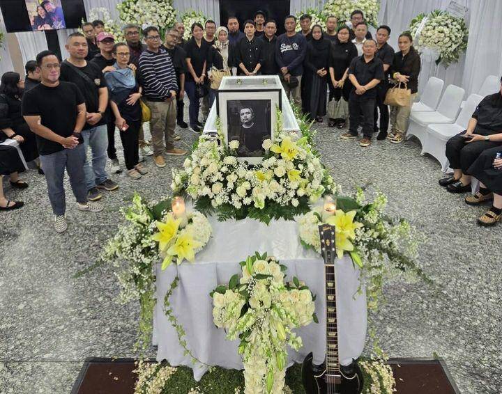 potret Desta di persemayaman Ricky Siahaan (instagram.com/desta80s)