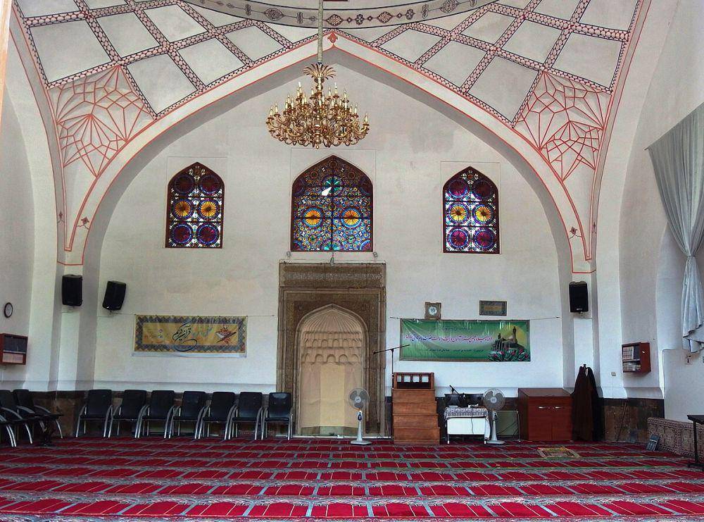 potret interior Masjid Biru Yerevan (commons.wikimedia.org/Palickap)