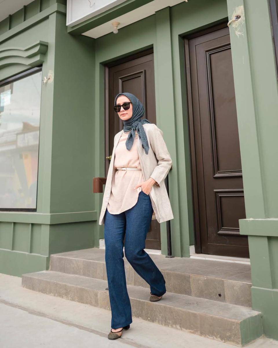 ide styling hijab dengan blazer ala Mega Iskanti (instagram.com/megaiskanti)