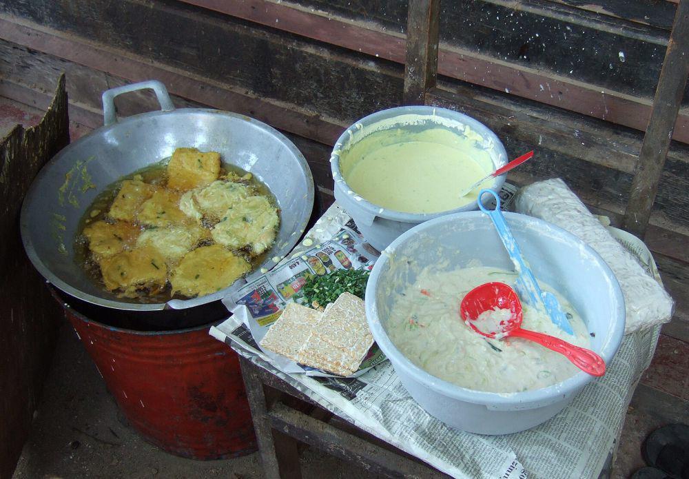 ilustrasi menggoreng tempe mendoan (commons.wikimedia.org/Sakurai Midori)