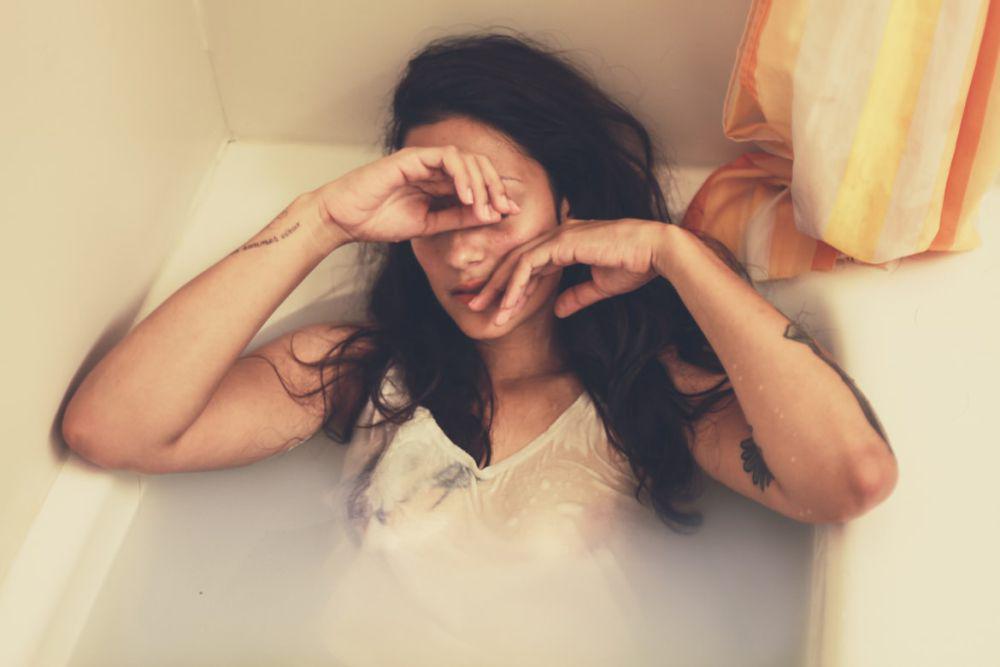 5 Zodiak yang Paling Sering Overthinking dalam Hubungan, Relate?