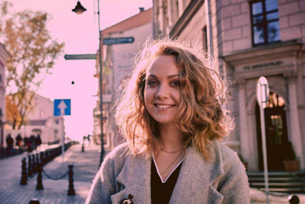 ilustrasi charming (unsplash.com/Bishka Nguyen)