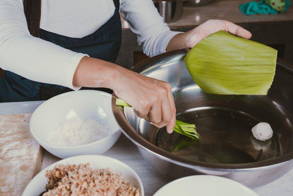 ilustrasi seseorang memasak secara tradisional (freepik.com/jcomp)