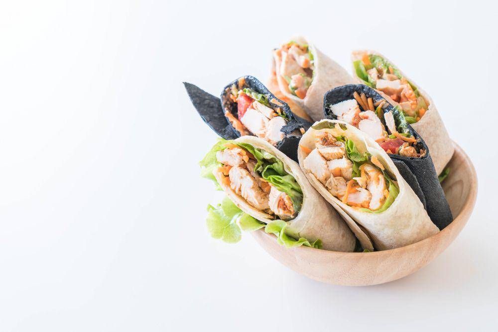 ilustrasi chicken wrap dengan sayuran (freepik.com/topntp26)