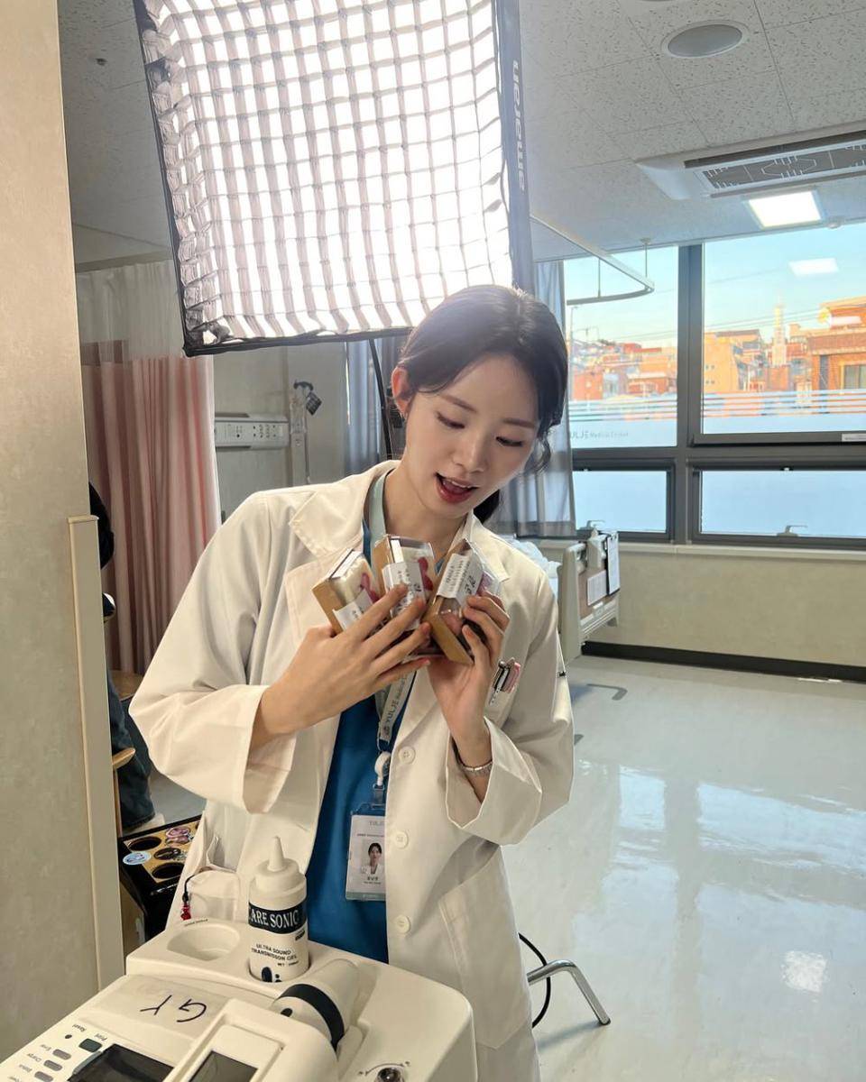Shin Si Ah untuk drama Resident Playbook (instagram.com/shinsiaa_)