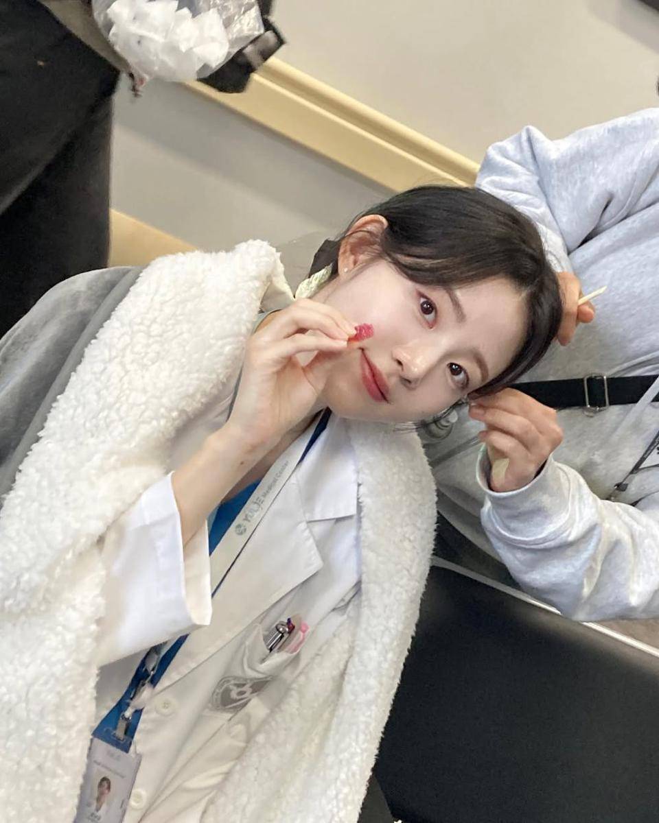 Shin Si Ah untuk drama Resident Playbook (instagram.com/shinsiaa_)