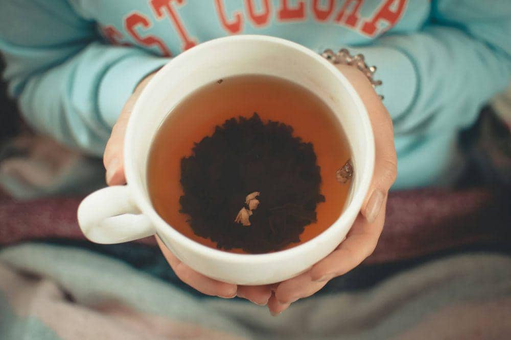 ilustrasi minum teh (unsplash.com/Andriyko Podilnyk)