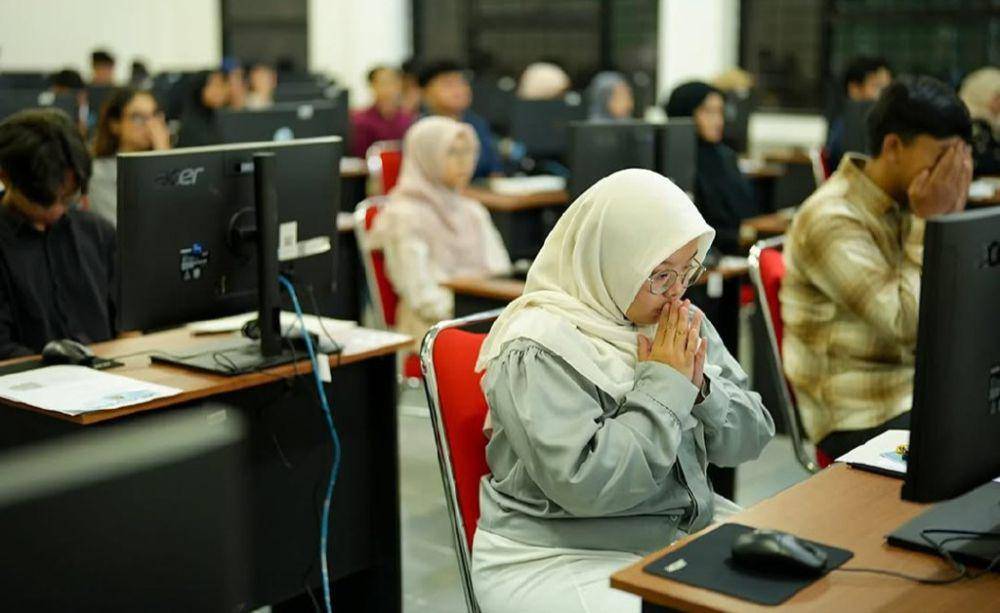 peserta UTBK sedang berdo'a sebelum mengerjakan soal (Dok. akun X si paling unpad