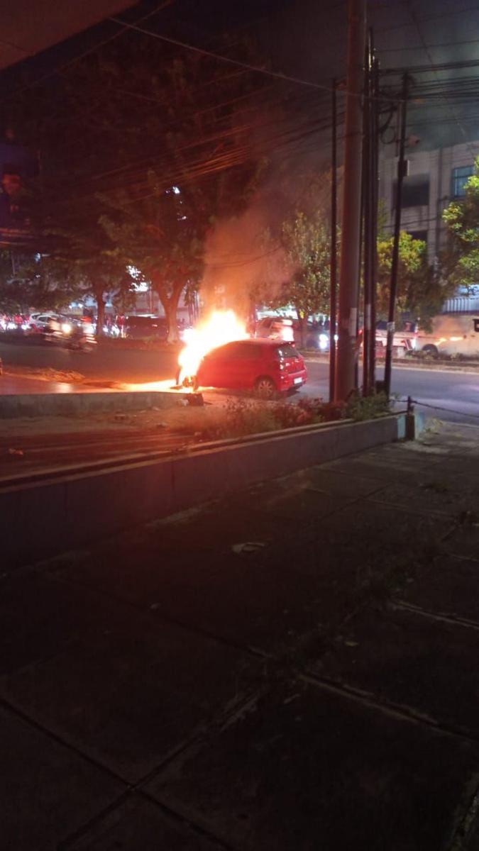 Diduga Korsleting Listrik, Mobil Yaris Terbakar di Bandar Lampung
