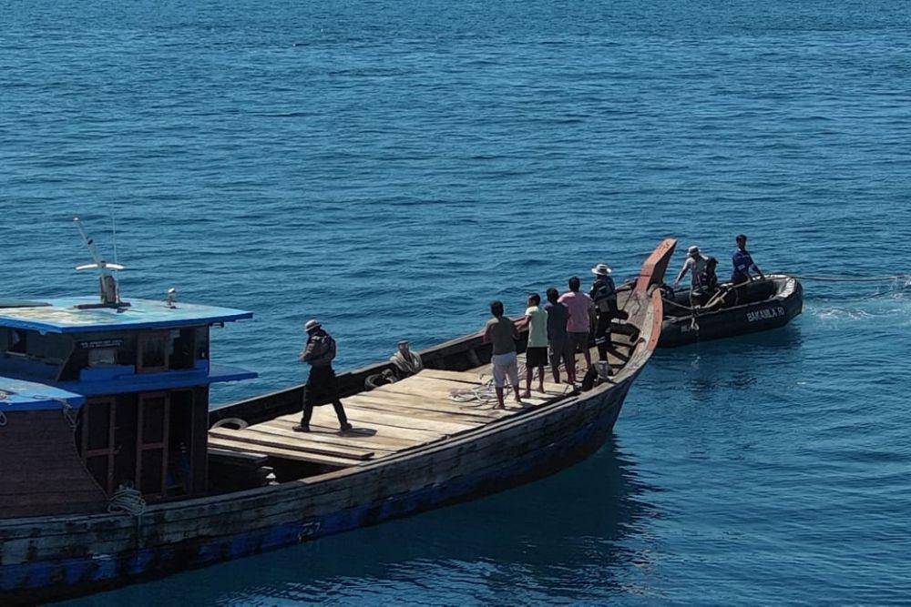Bakamla RI melalui unsur KN Tanjung Datu-301 berhasil mengamankan sebuah kapal kayu yang diduga melakukan penyelundupan pasir timah. (Dokumentasi Bakamla)
