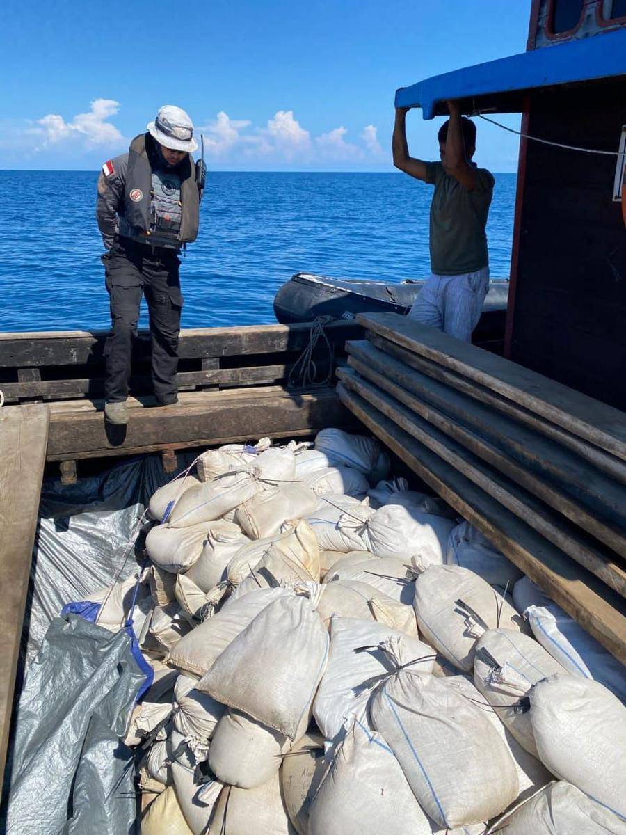 Bakamla RI melalui unsur KN Tanjung Datu-301 berhasil mengamankan sebuah kapal kayu yang diduga melakukan penyelundupan pasir timah. (Dokumentasi Bakamla)