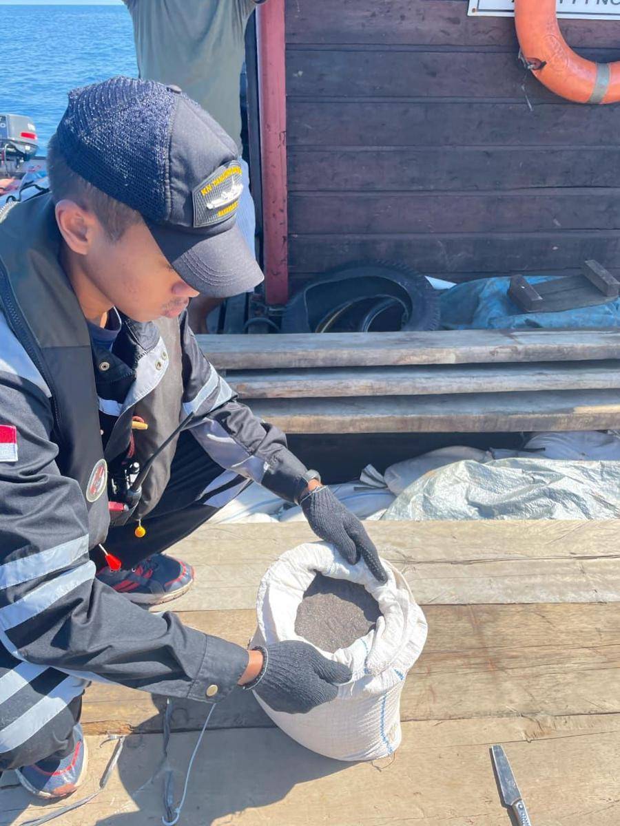 Bakamla RI melalui unsur KN Tanjung Datu-301 berhasil mengamankan sebuah kapal kayu yang diduga melakukan penyelundupan pasir timah. (Dokumentasi Bakamla)