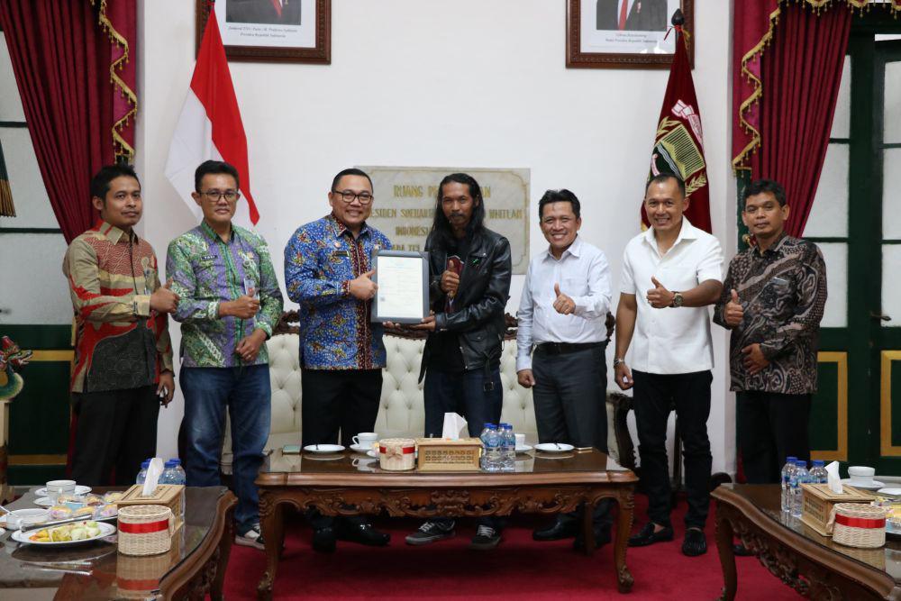 Pembuat Patung Biawak Wonosobo Dapat Sertifikat Hak Cipta