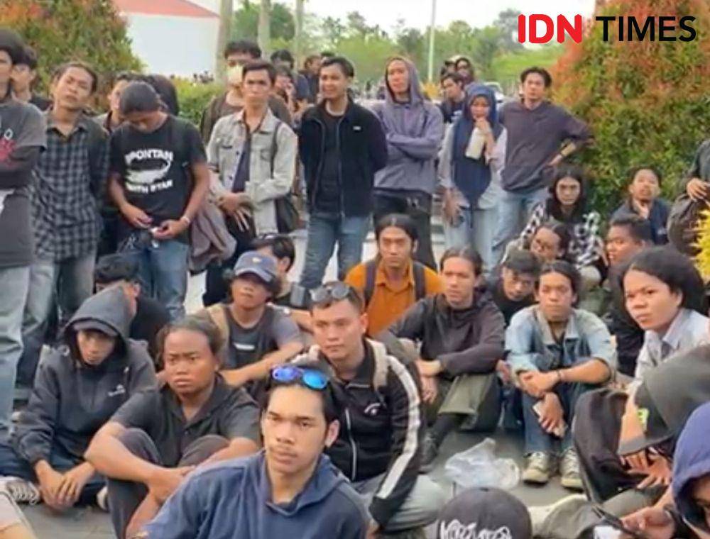 Mahasiswa demo ada coffeeshop dibangun di area kampus. (IDN Times/Teri).