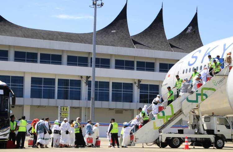 Bandara Embarkasi Padang (https://katasumbar.com/wp-content/uploads/2023/06/keberangkatan-jemaah-haji-embarkasi-padang.jpg)