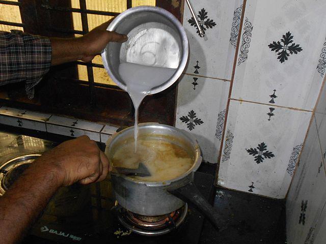ilustrasi tuang larutan tepung (commons.wikimedia.org/Adarshjchandran)