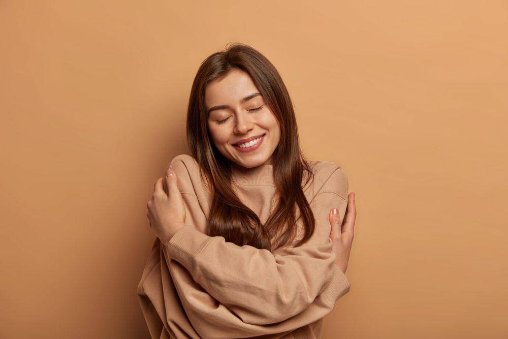 ilustrasi menyayangi diri sendiri (https://www.freepik.com/free-photo/portrait-young-beautiful-woman-gesticulating_13483192.htm#fromView=search&page=1&position=0&uuid=7651f393-e7d4-4bcb-957c-247133c5fad0&query=Self-Compassion)