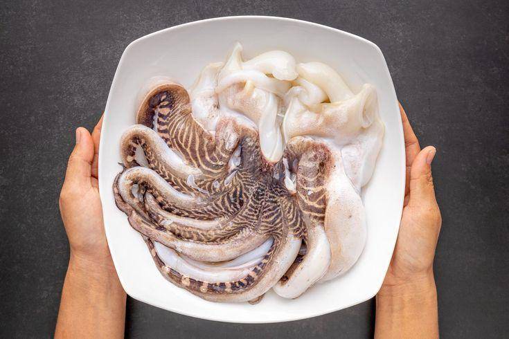 Ilustrasi makanan paling berbahaya di dunia yang masih dikonsumsi. (Pinterest/ganeshsinghbisht28)