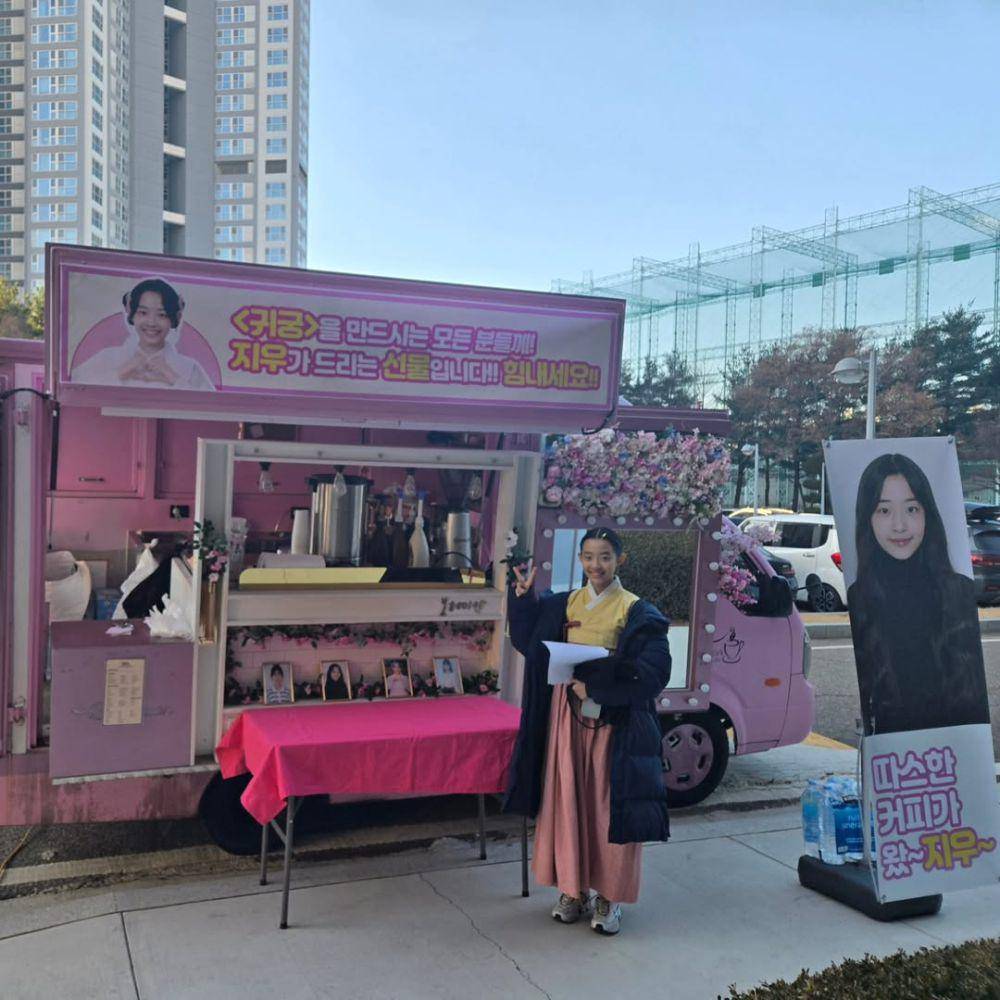 Song Ji Woo di balik layar drama The Haunted Palace (instagram.com/jiu_song12)
