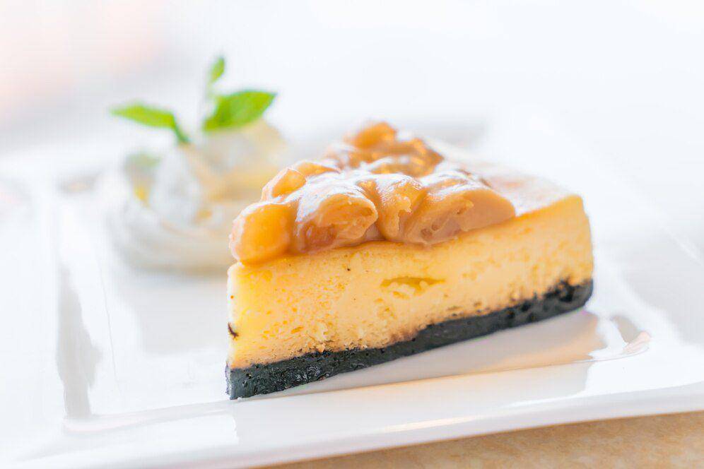 Brownies Burnt Cheesecake (freepik.com/jannoon028)