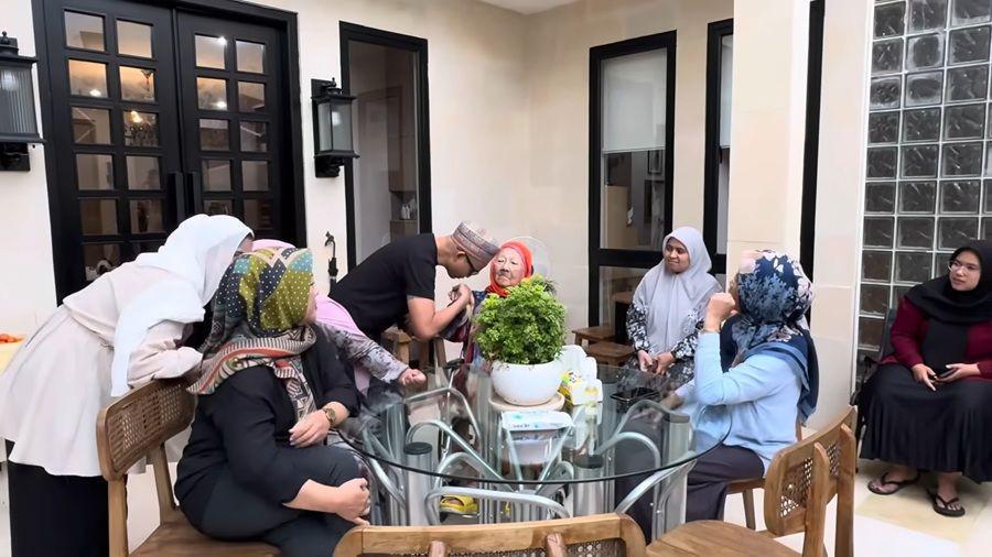 Pelajaran Berharga dari Bunda Iffet, Ibu Bimbim Slank yang Bersahaja