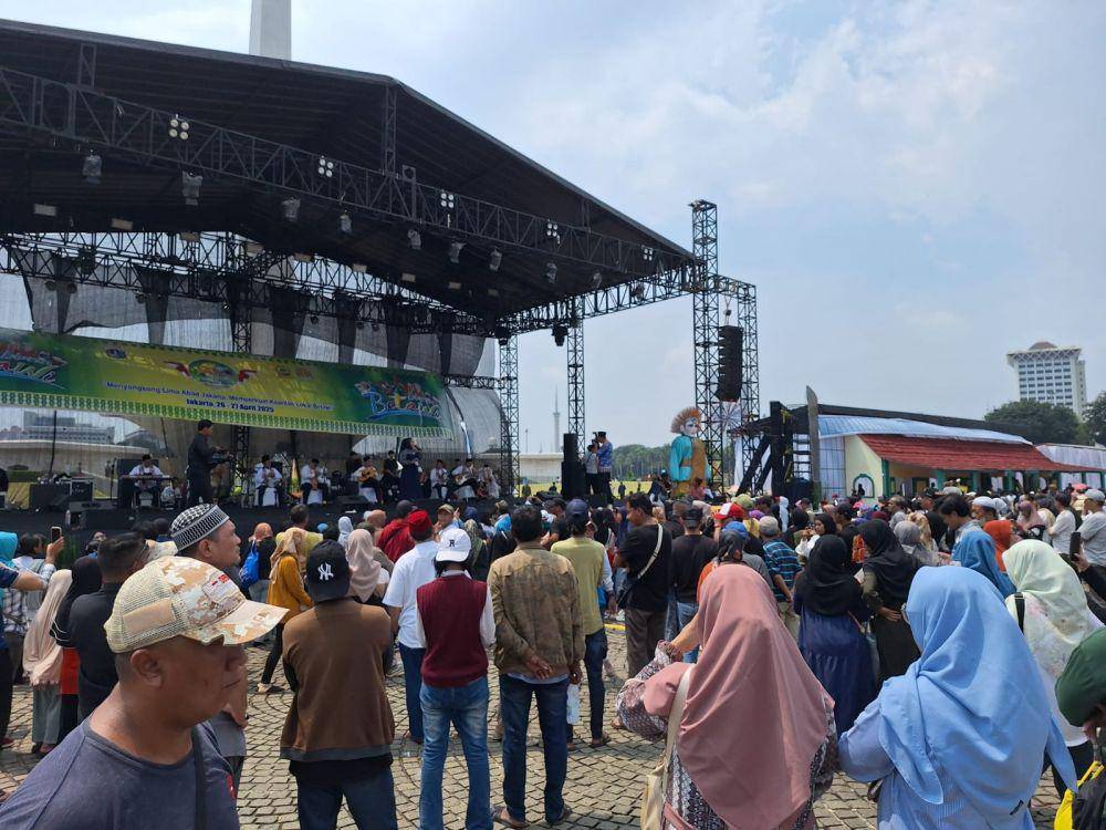 Warga padati area panggung Lebaran Betawi 2025 di Monas, pada Minggu (27/4/2025), (Dok.Pribadi Widdy fatimah)