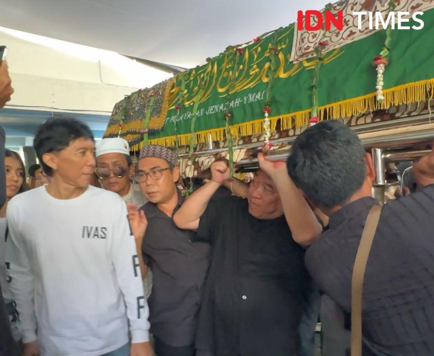 Jenazah Bunda Iffet Dibawa ke Masjid Sebelum Dimakamkan