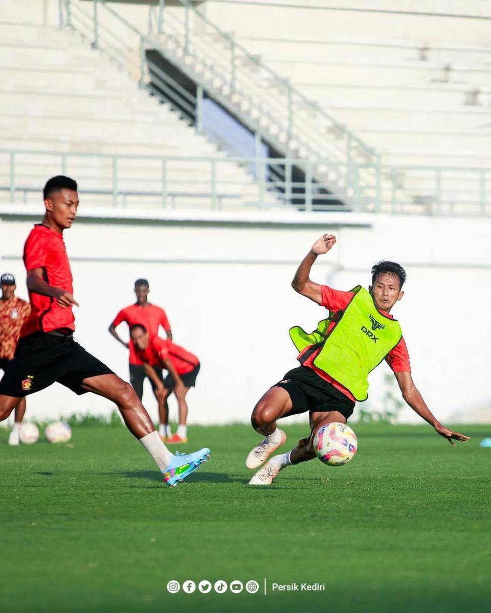 Pemain Persik Kediri saat berlatih. Instagram.com/ persikfcofficial