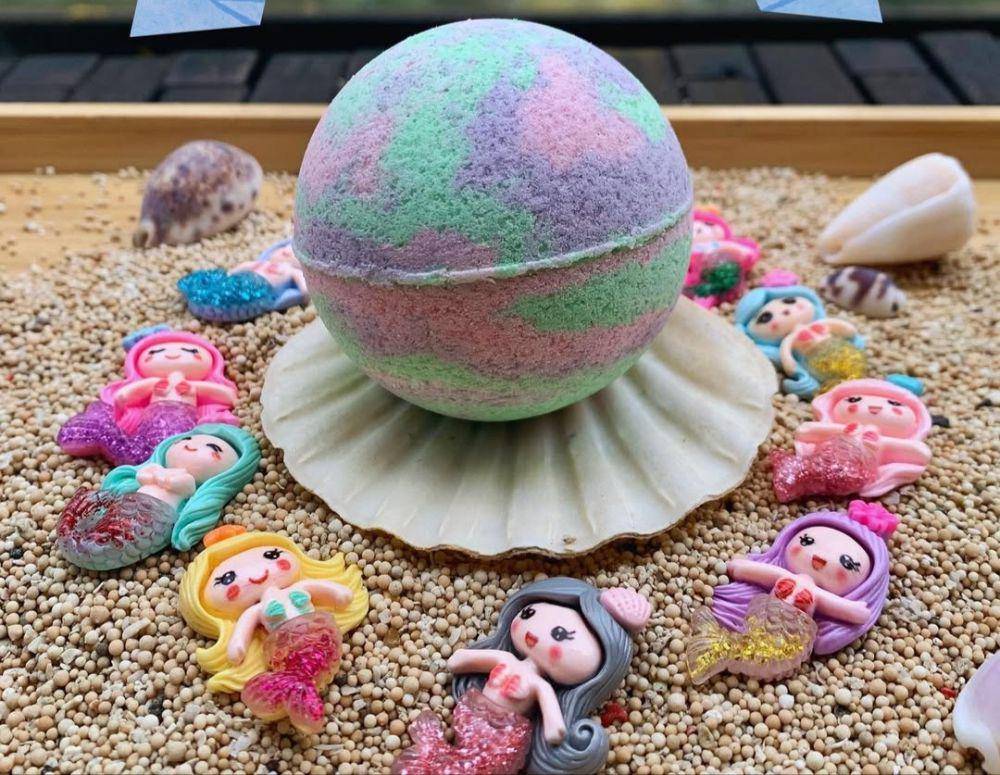 Pastel Mermaid Bath Bomb (shopee.co.id/DYNABATH)