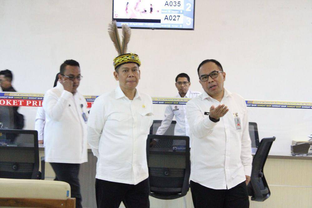 Wakil Ketua DPR RI, Adies Kadir (kiri) mendukung peningkatan status Kantor Imigrasi Balikpapan menjadi Kantor Imigrasi Kelas I Khusus. (Dok. Kantor Imigrasi Balikpapan)