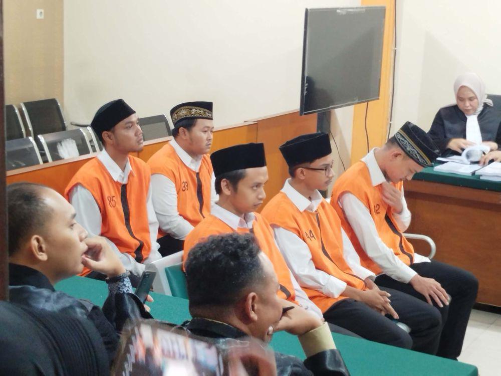 Para terdakwa kasus pabrik narkoba Kota Malang. (IDN Times/Rizal Adhi Pratama)
