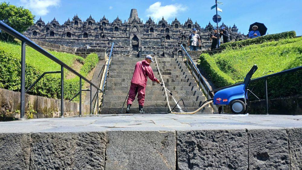 Sambut Waisak, Borobudur Dibersihkan dengan Alat Ramah Situs Sejarah