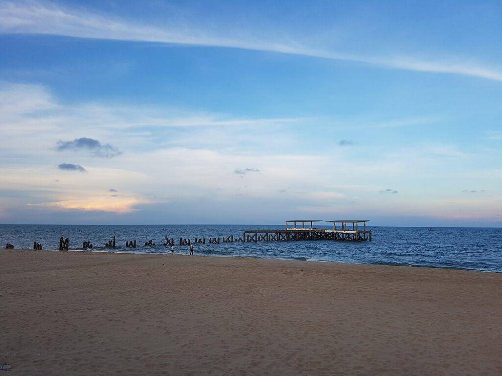 Ilustrasi Pantai Pran Buri (commons.wikimedia.org/Iudexvivorum)