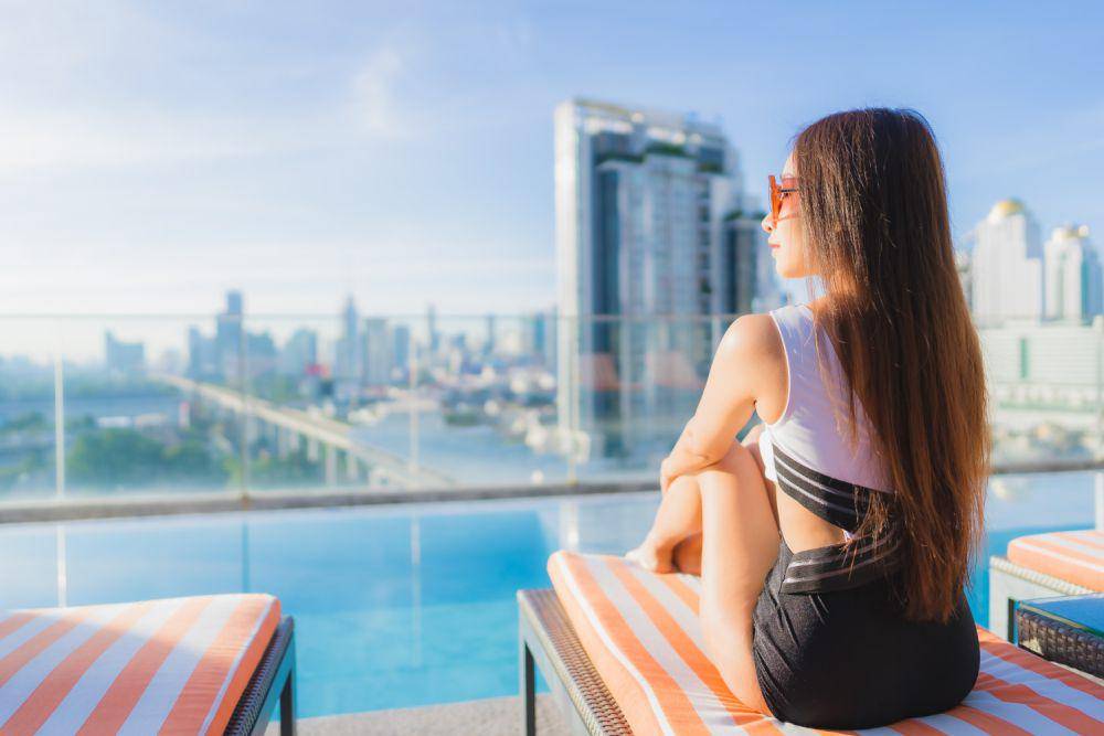 Ilustrasi wanita staycation (freepik.com/lifeforstock)