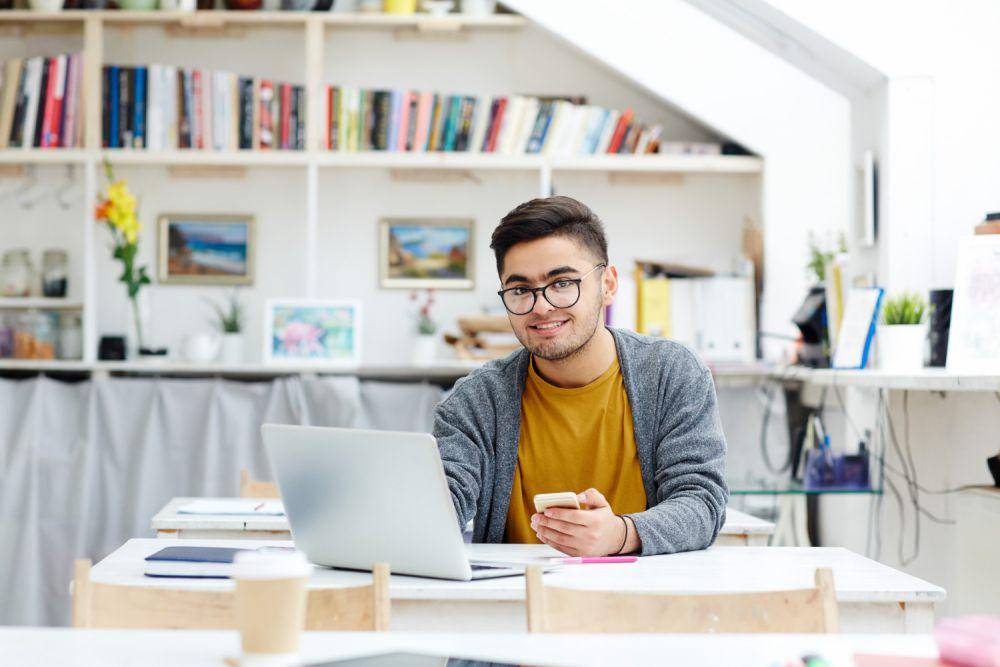 Ilustrasi pria mengerjakan job (freepik.com/pressfoto)