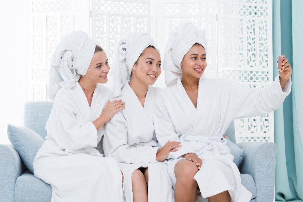 ilustrasi spa bareng sahabat (freepik.com/freepik)