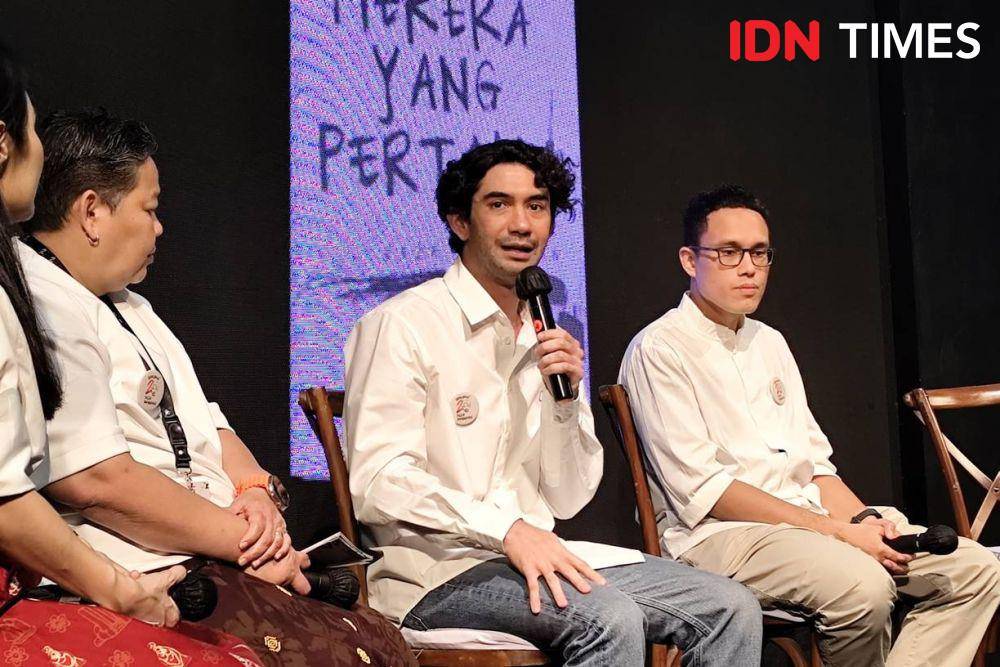 Reza Rahadian Spill Cerita Belum Terungkap di Buku Mereka yang Pertama