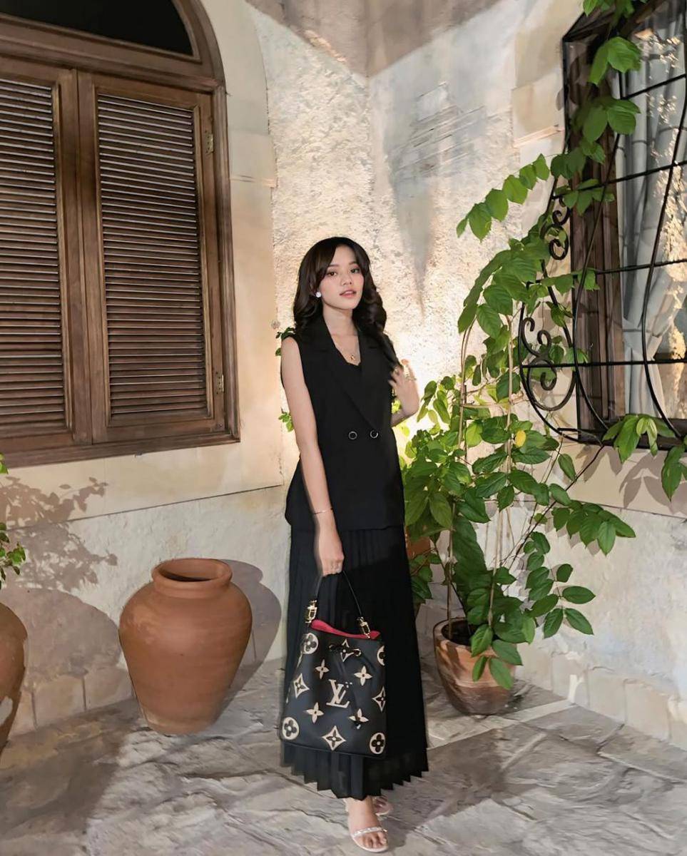 referensi outfit nuansa hitam ala Ummi Quary (instagram.com/ummi_quary)